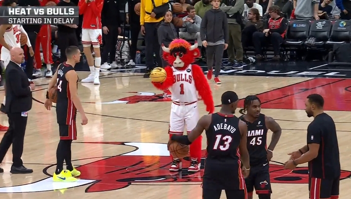 百家乐指南-希罗和公牛吉祥物比赛半场背投 后者一击命中让希罗“临阵退缩”